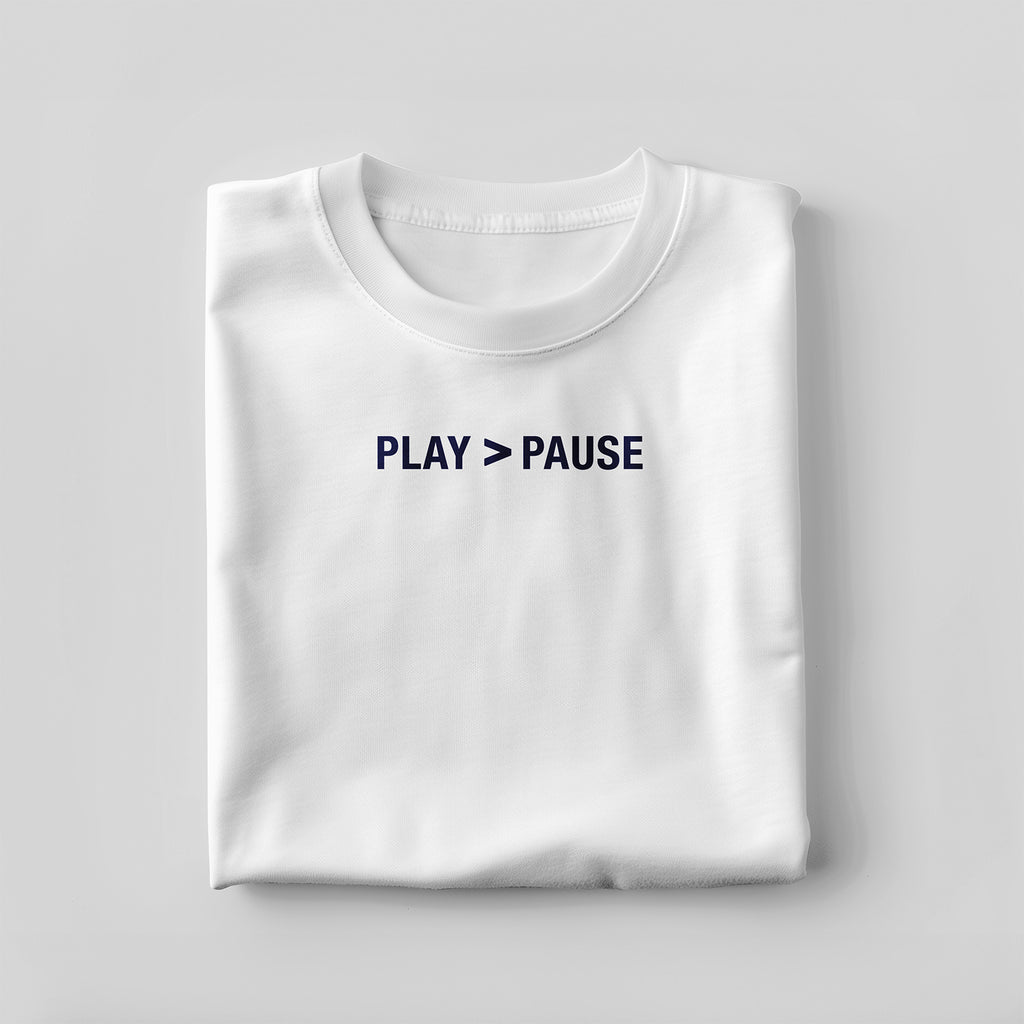Tricou unisex „Play > Pause Glitch” – Design retro walkman anii ’80