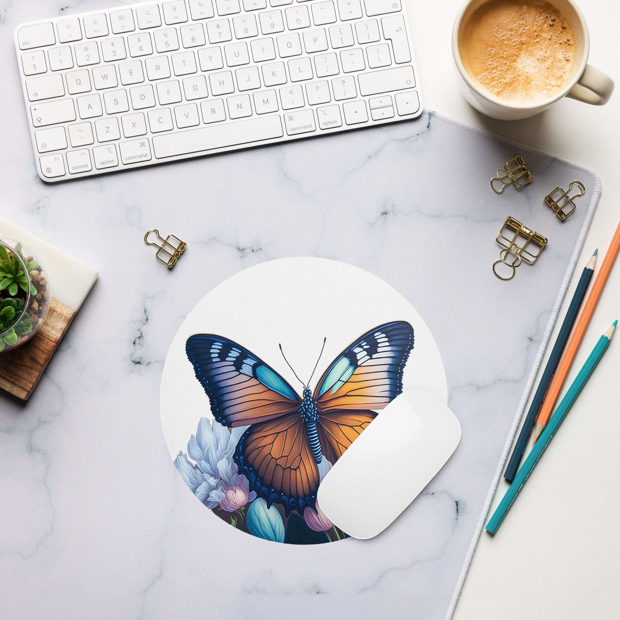 Mouse pad „Fluture în Grădină” — Design floral realist | Suprafață textilă anti‑alunecare | Dreptunghi & Rotund