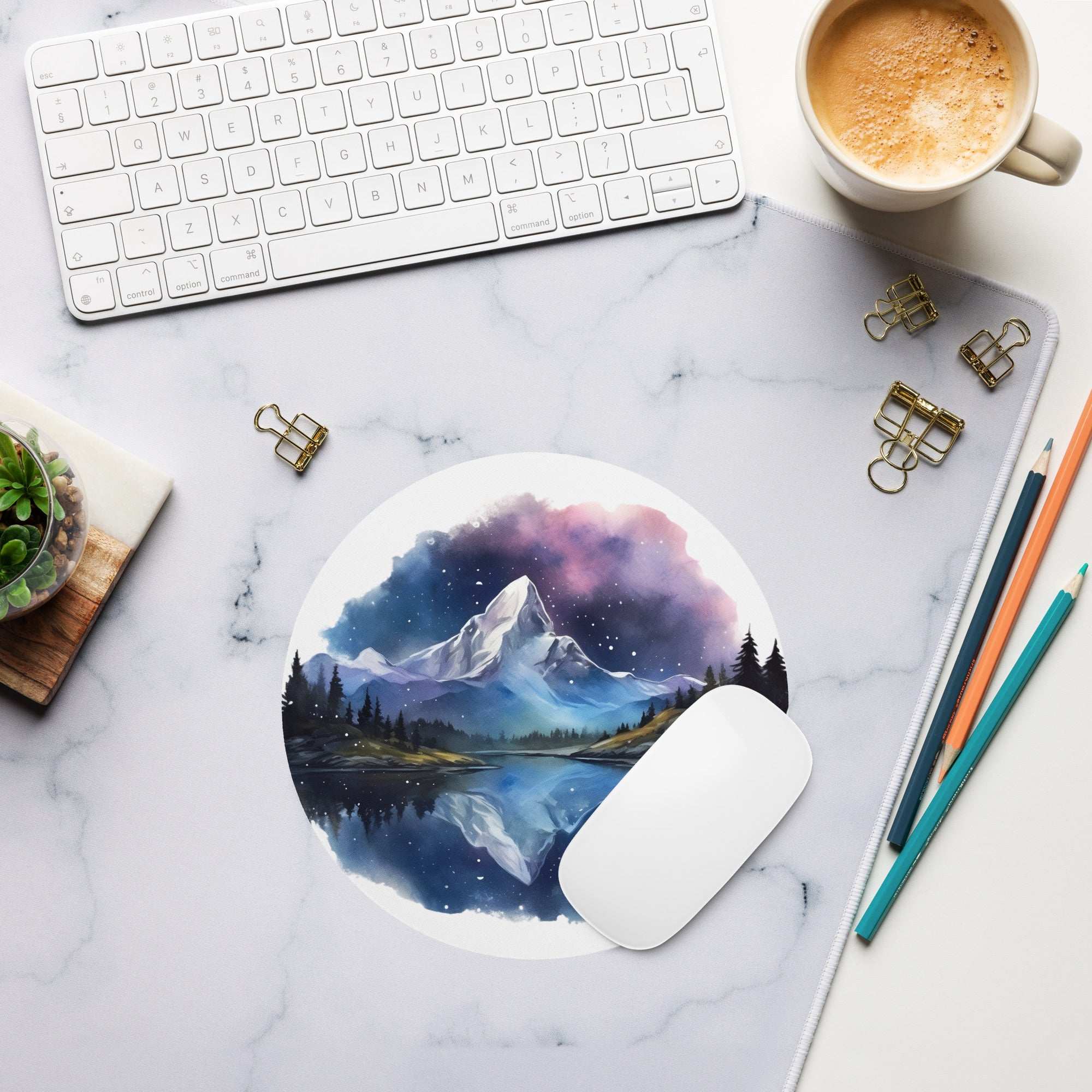 Mouse pad „Peisaj Cosmic Montan” — Design natural & oniric | Suprafață textilă anti‑alunecare | Dreptunghi & Rotund